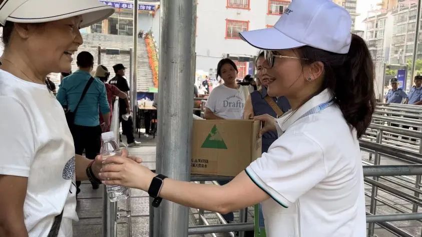 旦旦医学团队成员发放免费饮用水2.jpg